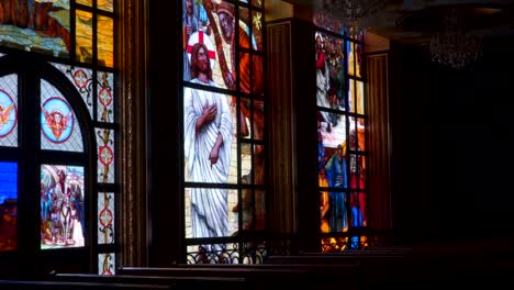 Un-colorido-vitral-en-la-iglesia-cristiana-copta-en-Egipto