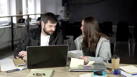 Mujer-de-negocios-discutiendo-con-su-colega-masculino-en-la-oficina,-cierra-su-cuaderno-y-tirando-papeles.-Trabajadora-enojado.-Slowmotion