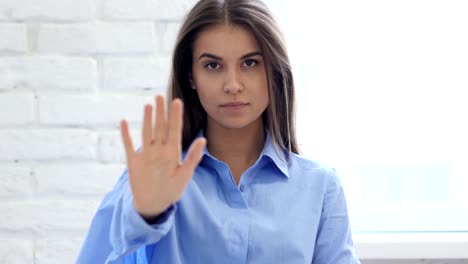 Porträt-der-schönen-jungen-Frau-gestikulieren-Stoppschild-mit-Hand