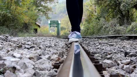 Una-chica-en-una-pista-del-ferrocarril