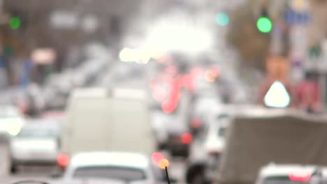 Dichten-Verkehr-auf-der-Straße-der-Stadt-am-Abend.-Unschärfe