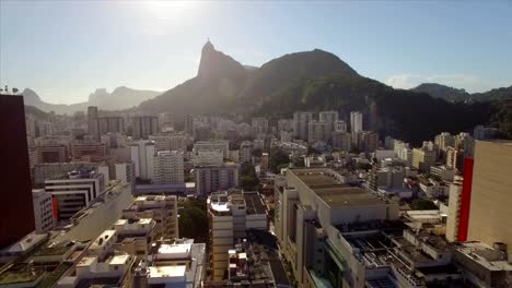 Rio-De-Janeiro-Antenne:-seitwärts-über-Botafogo-Strand-mit-Christus-den-Erlöser-im-Hintergrund-und-Hochhäuser-in-der-Nähe-Vordergrund