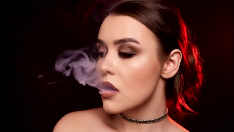 Glamour-mujer-morena-hermosa-seductora-fumar-cigarrillo-electrónico