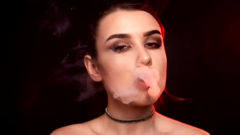 Glamour-mujer-morena-hermosa-seductora-fumar-cigarrillo-electrónico