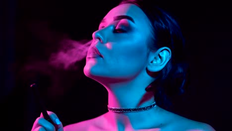 Mujer-morena-hermosa-glamorosa-fumar-cigarrillo-electrónico