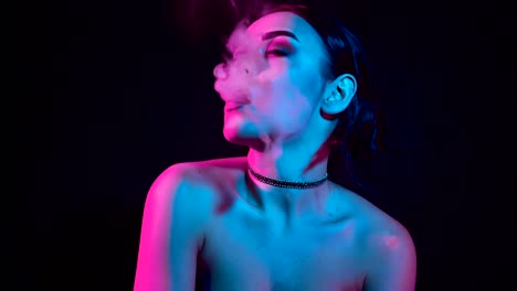 Mujer-morena-hermosa-glamorosa-fumar-cigarrillo-electrónico