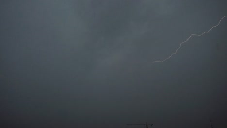 Relámpago-y-las-nubes-de-tormenta-en-cámara-lenta