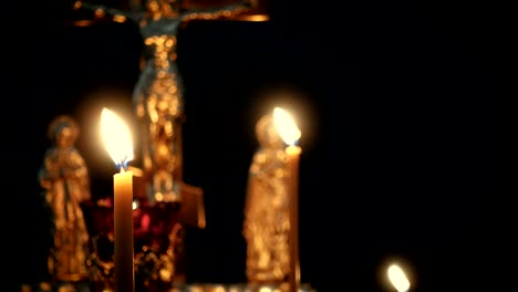 brennende-Kerzen-auf-einem-Leuchter-an-der-leeren-orthodoxe-Kirche
