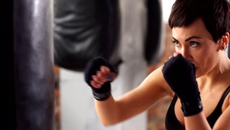 Boxeo-de-aptitud-de-formación-joven-boxeadora-en-el-gimnasio,-fitness-ejercicios-para-un-cuerpo-saludable-y-delgado