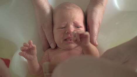 Neugeborenes-Baby-hat-Angst-mit-dem-Baden