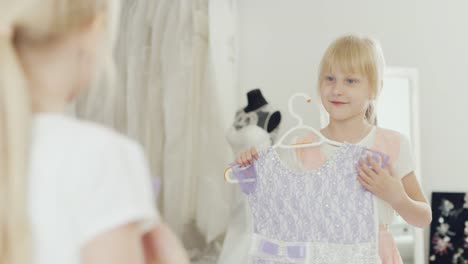 6-Jahre-junge-Dame-elegantes-Kleid-vor-dem-Spiegel-anprobieren