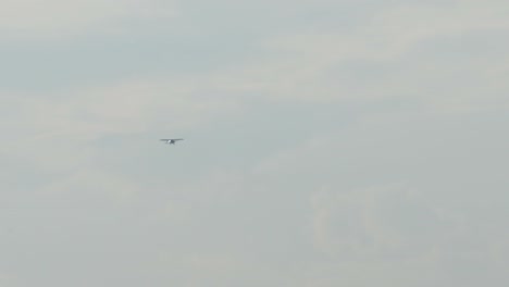 Pequeño-avión-cruzando-el-cielo