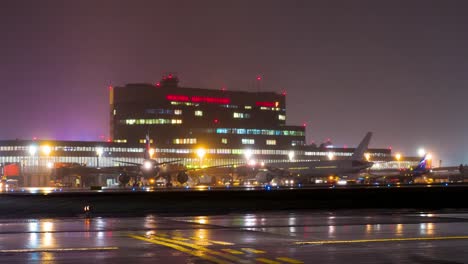 Zeitraffer-der-beleuchteten-Terminal-F-im-Flughafen-"Scheremetjewo"-in-der-Nacht,-Moskau