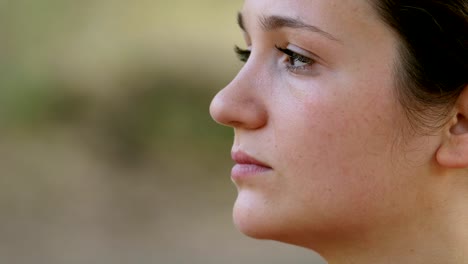 Deprimido-y-triste-joven-mujer-a-Crying.Outdoor-perfil