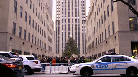 Video-von-den-Weihnachtsbaum-im-Rockefeller-Center-mit-großen-Gruppen-von-Touristen