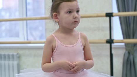 Muchacha-tímida-antes-de-clase-de-Ballet