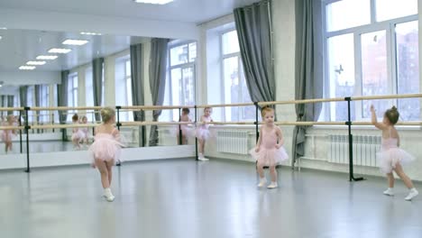 Kleine-Mädchen-springen-im-Ballettstudio