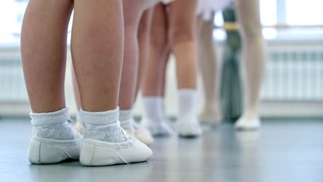 De-pie-en-línea-en-clase-de-Ballet