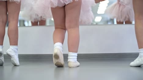 Kleine-Mädchen-tragen-Ballettschuhe