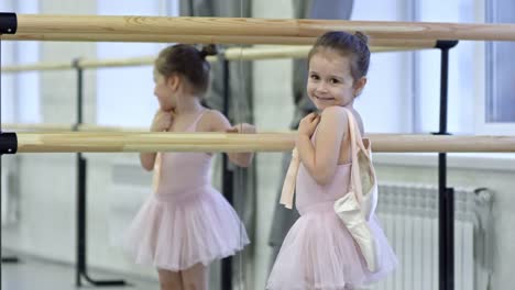 Adorable-niña-en-clase-de-Ballet