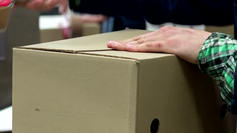 Eine-Box-für-den-Versand-verpacken