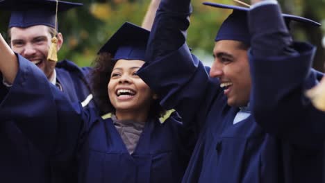 glückliche-Schüler-in-Mörtel-Boards-mit-Diplomen