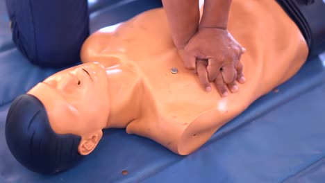 Kardiopulmonalen-Reanimation-oder-CPR-training