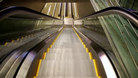 Escaleras-mecánicas-en-el-aeropuerto-internacional