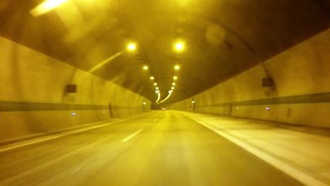 Coche-rápido-en-túnel.-Tráfico-en-carretera-de-montaña.