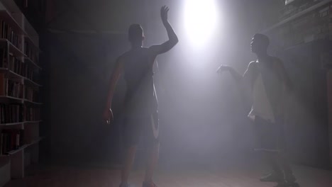 Zwei-Freunde-spielen-Basketball-in-Innenräumen,-Mann-geben-Ball-an-andere-Spieler