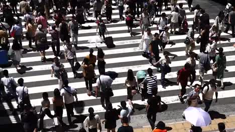 Muchas-personas-que-cruzan,-Osaka-en-Japón