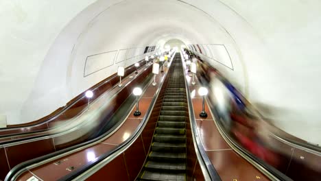 Menschen-in-Bewegung-auf-der-Rolltreppe-in-einer-u-Bahn-Timelapse-hyperlapse