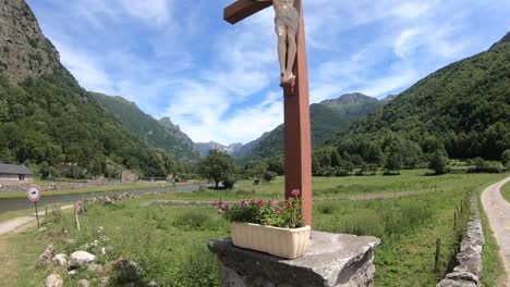 Cruz-de-Jesús-frente-a-las-montañas-de-Pirineos,-Francia