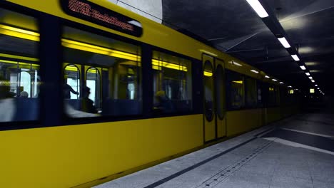 Gelbe-U-Bahn-verlassen-grauen-Bahnhof-statische-Schuss