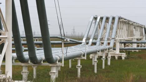 Pipeline-Transport-Öl,-Erdgas-oder-Wasser-im-Metallrohr.