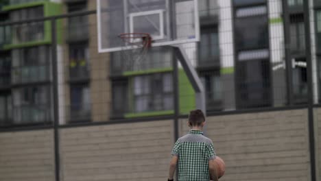 Junge-ist-die-Ausbildung-auf-der-Street-Basketball-spielen