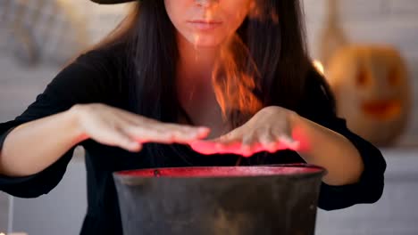 Joven-bruja-en-vestido-negro-conjurar-y-cocinar-pociones,-magia-de-Halloween-Eva