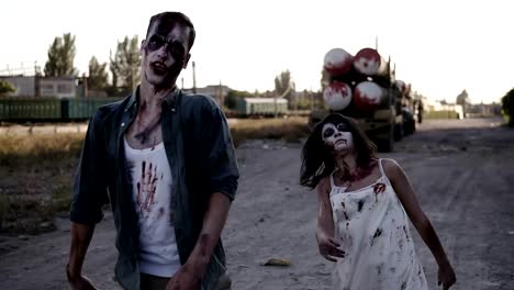 Concepto-película-del-horror-de-Halloween.-Foto-de-fantasma-espeluznante-de-macho-y-hembra-o-zombie-caminando-con-heridos-cara.-Ciudad-industrial,-abandonado-en-el-fondo