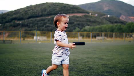 No-identificados-los-niños-juegan-fútbol-en-el-fondo-de-puesta-de-sol.-Cámara-lenta.