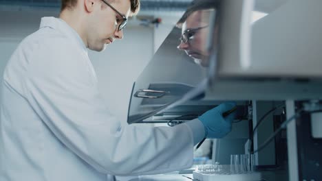 Investigación-científico-utiliza-Micro-pipeta-mientras-se-trabaja-con-tubos-de-ensayo.-Laboratorio-farmacéutico-innovador-con-modernos-equipos-médicos-para-la-investigación-genética.