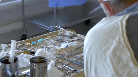 La-enfermera-le-da-al-cirujano-herramientas-especiales-durante-la-operación.