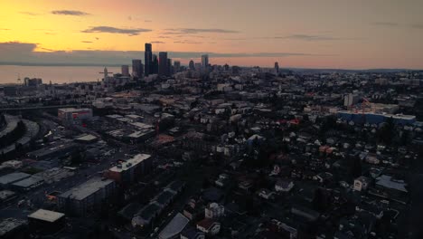 Bunte-Seattle-Sonnenuntergang-Nachleuchten-Stadtbild-Antenne