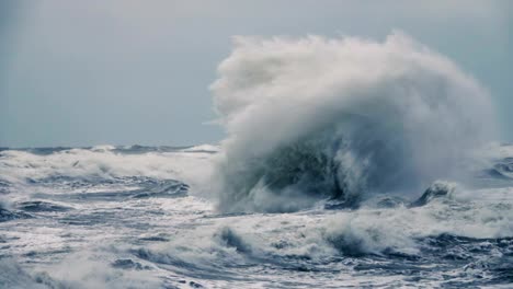 Alta-ola-rompiendo-en-las-rocas-de-la-costa.-Muy-gran-ola-aplastante-Costa,-gran-ola-hermoso-océano.-Movimiento-súper-lento.