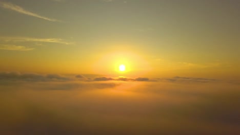 Vuelo-en-movimiento-sobre-las-nubes-tranquilas-con-sol-de-oro-en-la-mañana.