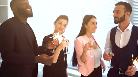 Die-fröhlichen-Menschen-trinken-Alkohol-im-Büro.-Slow-motion