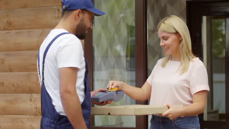 Cliente-mujer-recibir-Pizza-Delivery-Man