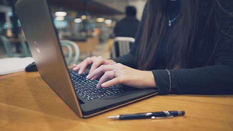 Detailansicht-der-Frau-Hände-auf-einer-Laptoptastatur-tippen