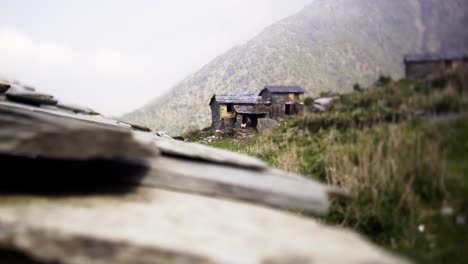 Local-de-la-aldea-India-en-ladera-de-montaña