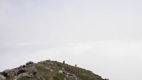 Personas-caminando-en-wountain-por-encima-de-las-nubes