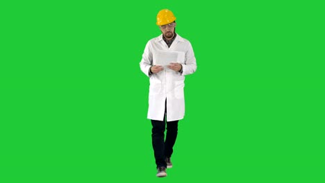 Ingenieur,-Überprüfung-der-Papiere-und-schaut-sich-um-nach-Seiten-auf-einem-Green-Screen,-Chroma-Key